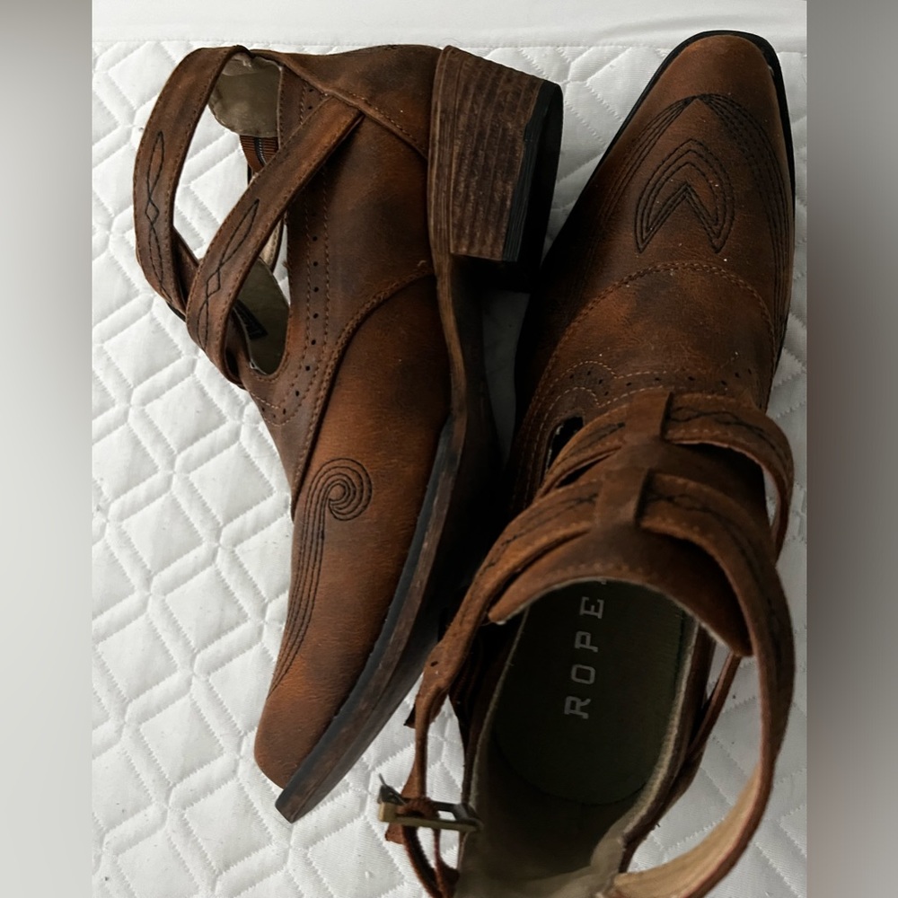 Brand new size 11 Roper Willa vintage leather ankle boots in Cognac
